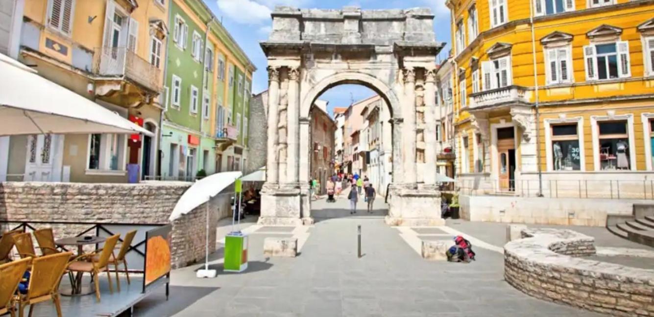 150m From Arena Colosseum Apartman *