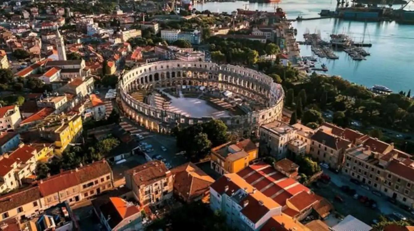 150m From Arena Colosseum Apartman *
